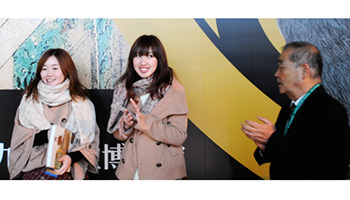 12万人目のお客様、広島市の奈良春香様（左）はご友人と一緒にお越しくださいました。