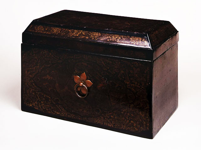 Buddhist scriptures box with peacock design gold lacquer-work : Industrial arts