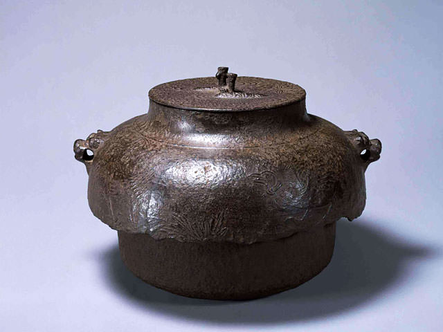 Kettle for the tea ceremony, Kaederyusuikeizu : Industrial arts