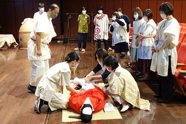 「王(おう)さまが　死(し)んだ！　甕(かめ)棺(かん)に　入(い)れよう」