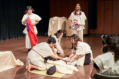 「王(おう)さまが 死(し)んだ! 甕(かめ)棺(かん)に 入(い)れよう」