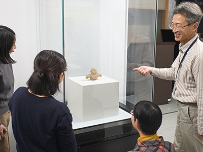 ① 展示室でいろいろな土偶を見て、先生の説明を聞きます。