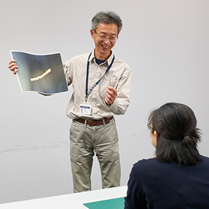 ② 模様をつける道具の使い方の説明を聞きます。