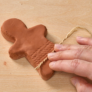 ④ 道具をころがしたり、押し付けたりして、人形に自分の好きな模様をつけます。