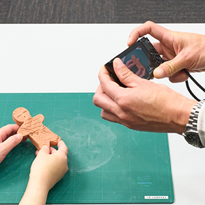 ⑤ 完成！博物館のスタッフが参加者の完成作品の記録写真を撮ります。