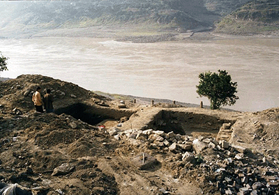 重慶の発掘現場からのぞむ長江（2002年10月）