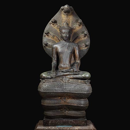 ナーガ上の仏陀坐像
