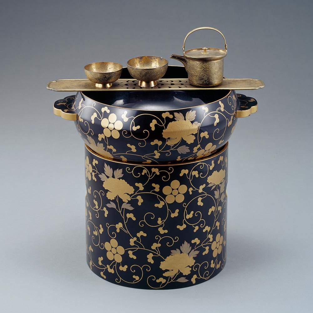 梅鉢紋散牡丹唐草蒔耳盥・輪台