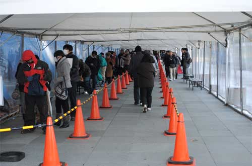 【 開館時間前 】　９時15分頃には約200名の行列ができていました。」