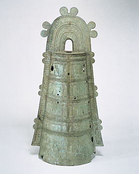 【図１】銅鐸のなかでは、もっとも末期のもので、大形化した突線鈕袈裟襷文銅鐸