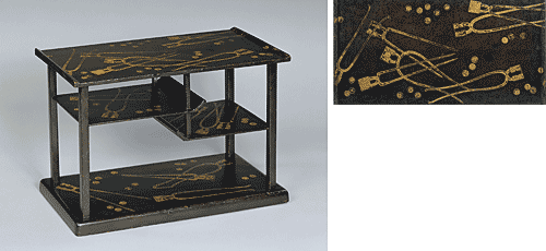 【図1】【下】鉄炮玉鋳型蒔絵棚【左】漆塗の地に銀粉を蒔きつけ、金の平蒔絵で文様を描く