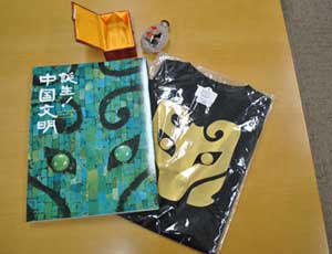 記念品（図録、内絵・鼻煙壺、Tシャツ）